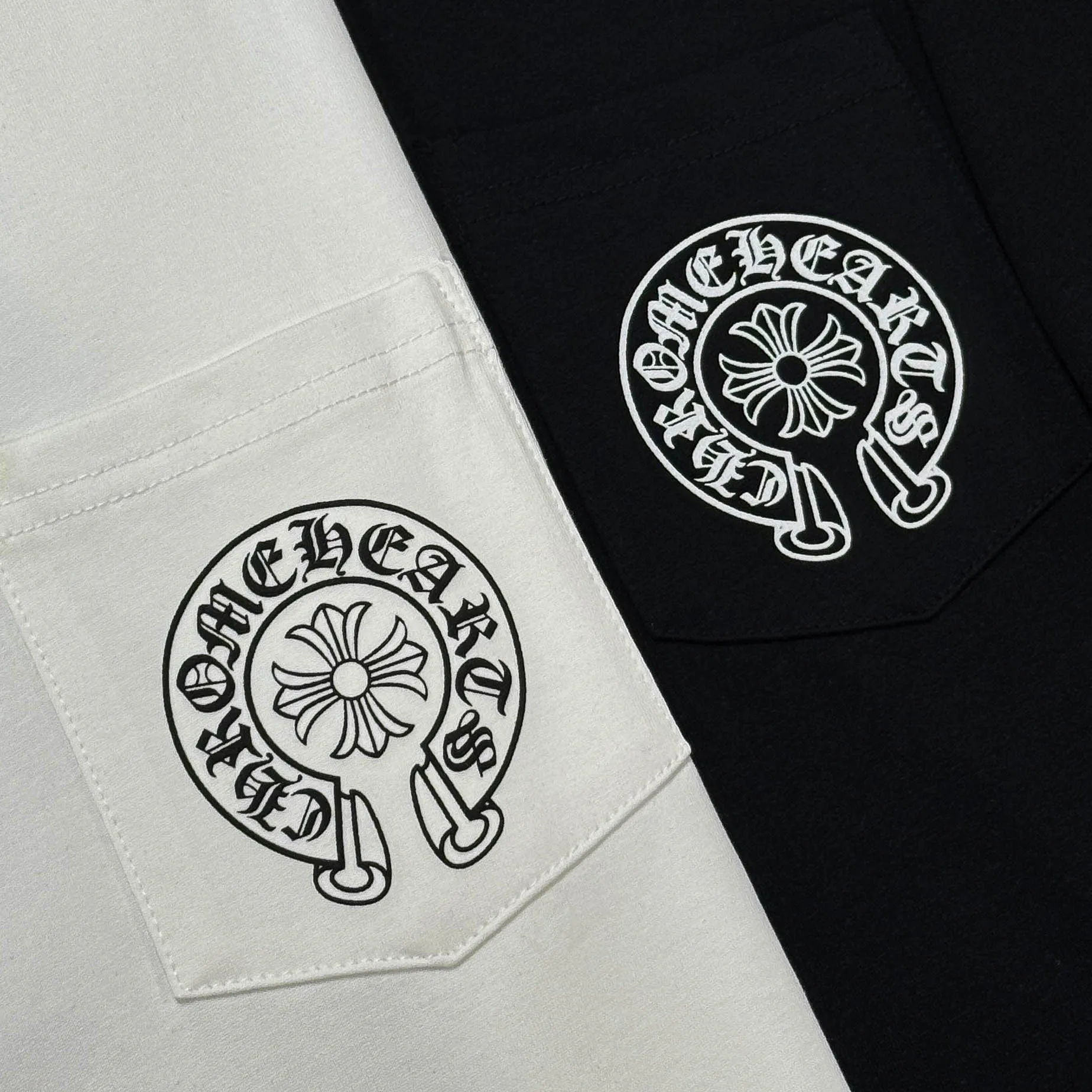 P180 Chrome Hearts Chrome Hearts 25 high version. The fabric is made of 300 grams of high-density cotton. It does not deform or shrink. It has three labels. It is the same style for men and women. Technology: Digital printing. Color: White. Black. SIZE: S-XL.